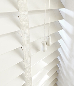wooden-blinds-fitting-in-london